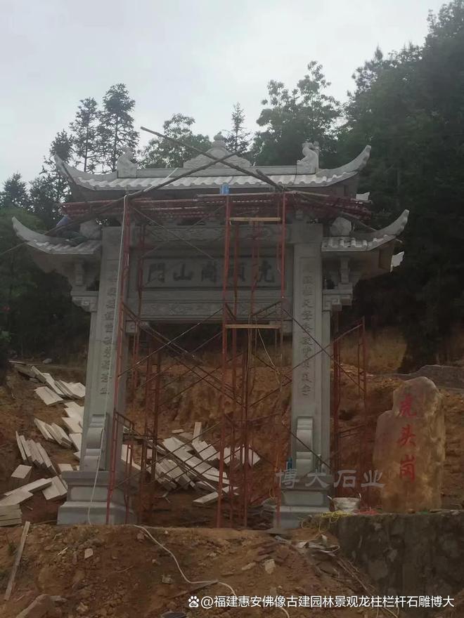 坊在庭院中的装饰效果j9九游会入口石雕牌(图1)